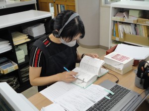 原稿を見ながら、音訳したものをチェックします